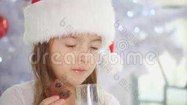 录制了4k视频，小女孩戴着圣诞帽，在家喝牛奶，吃美味的饼干。